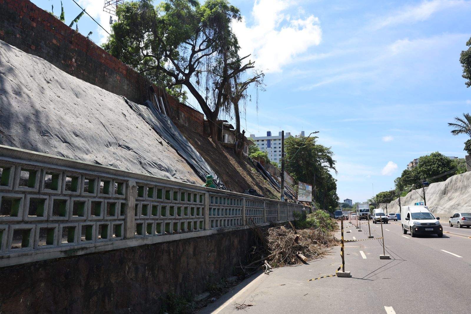 prefeitura de manaus avança com obra de contenção na avenida mário ypiranga monteiro, que já atinge 65% de execução do projeto 2