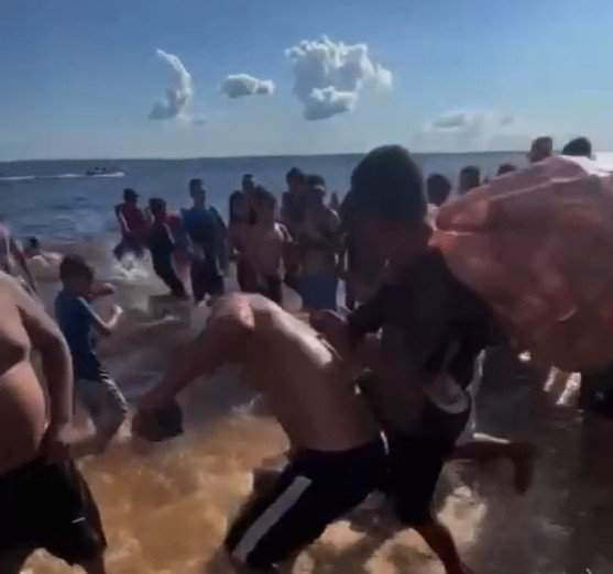 suspeito de importunar criança é espancado por banhistas na ponta negra; veja o que aconteceu