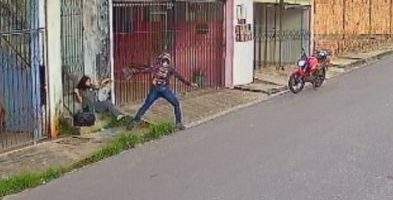 vÍdeo motoqueiro rouba celular de estudante após empurrão em manaus