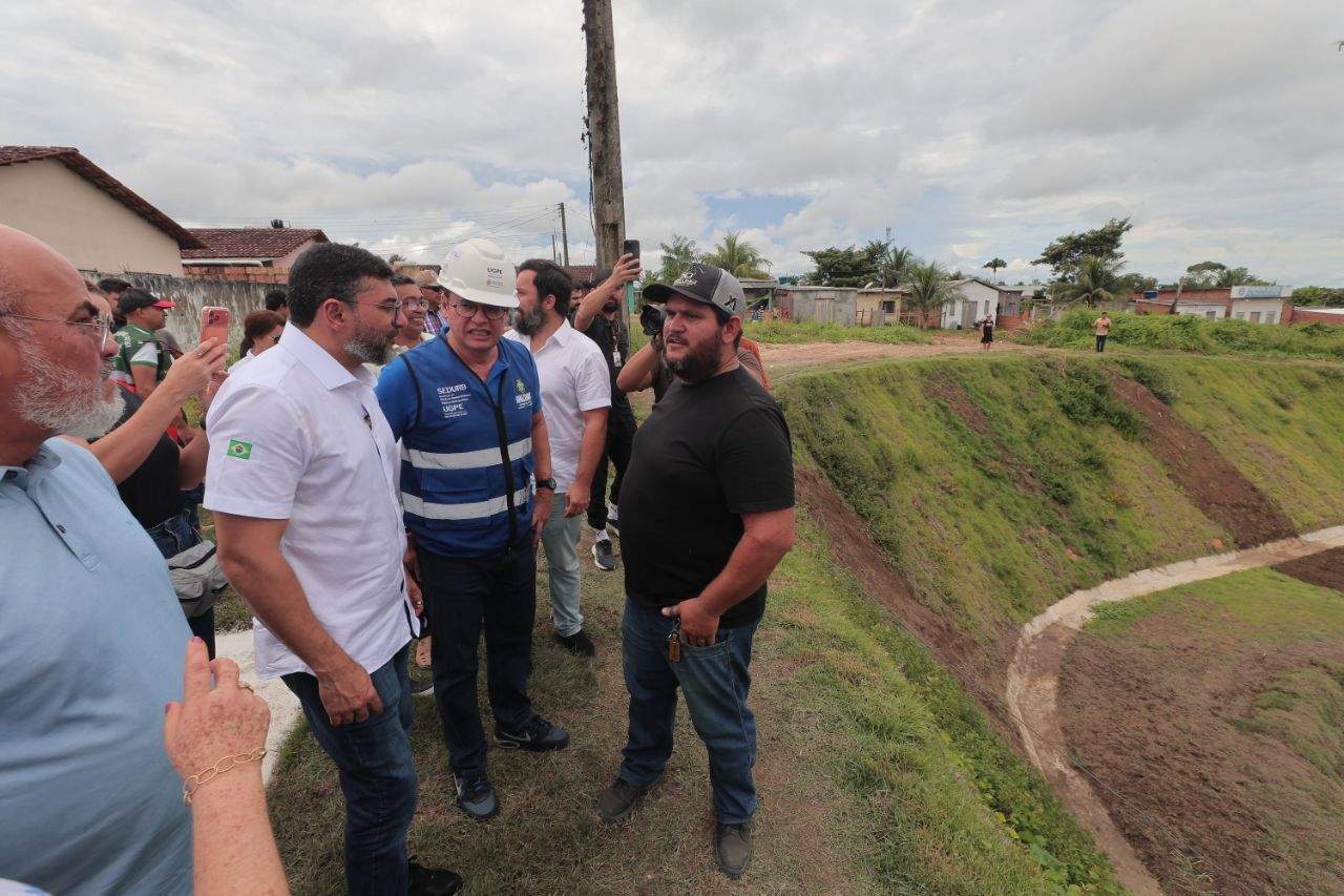 wilson lima entrega obra de contenção e vistoria hospital em rio preto da eva no aniversário do município (1)