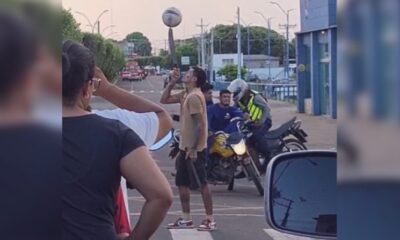apresentação de artista de rua termina em colisão entre motociclistas em manacapuru