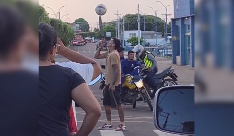 apresentação de artista de rua termina em colisão entre motociclistas em manacapuru