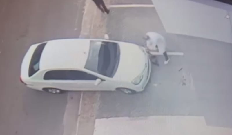 briga por vaga termina com motorista avançando carro contra médico em manaus; veja vídeo