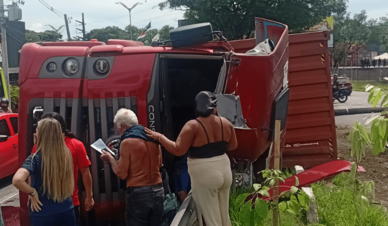 carreta tomba na avenida cosme ferreira e provoca congestionamento na zona leste de manaus