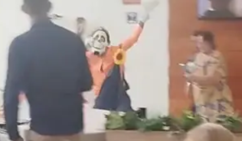 caso benício fantasiado de palhaço, homem invade hospital e cobra justiça em manaus; vídeo