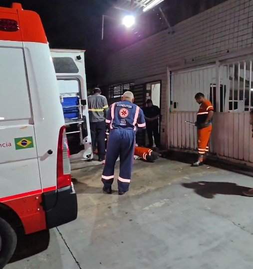 coletor de lixo fica ferido após ter perna prensada por caminhão na ponta negra, em manaus