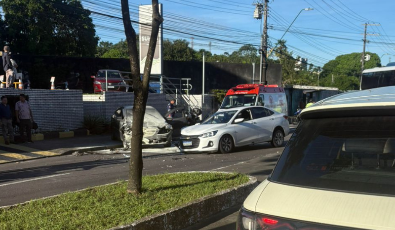 colisão entre carros termina em incêndio e deixa dois feridos na avenida efigênio salles