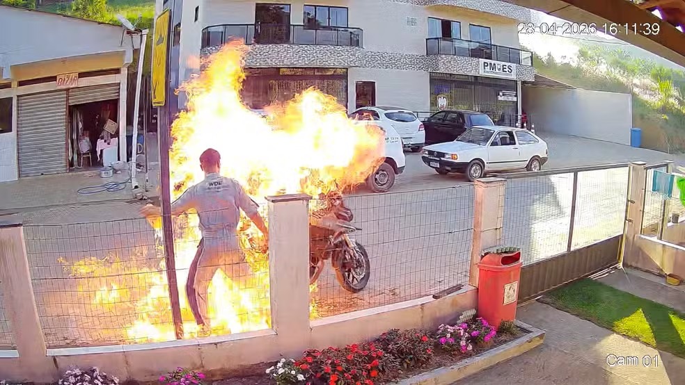 homem coloca fogo em moto e incendeia a propria mae