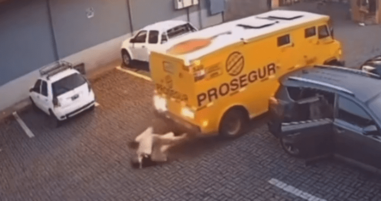 imagens fortes manobra de carro forte termina em atropelamento brutal em estacionamento de shopping
