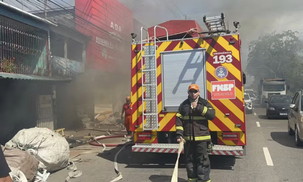 incêndio de grandes proporções destrói galpão de reciclagem na compensa e mobiliza bombeiros