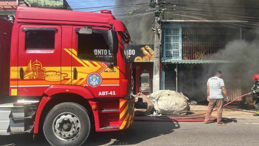 incêndio de grandes proporções destrói galpão de reciclagem na compensa e mobiliza bombeiros