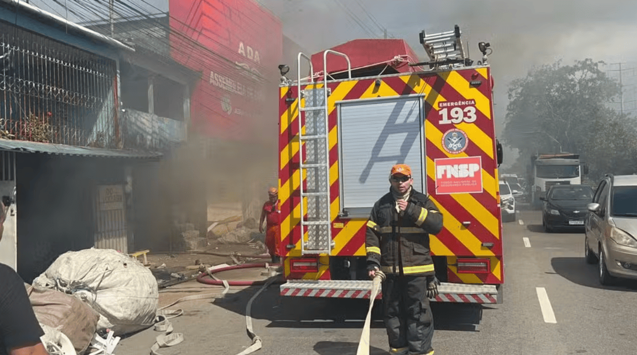 incêndio de grandes proporções destrói galpão de reciclagem na compensa e mobiliza bombeiros