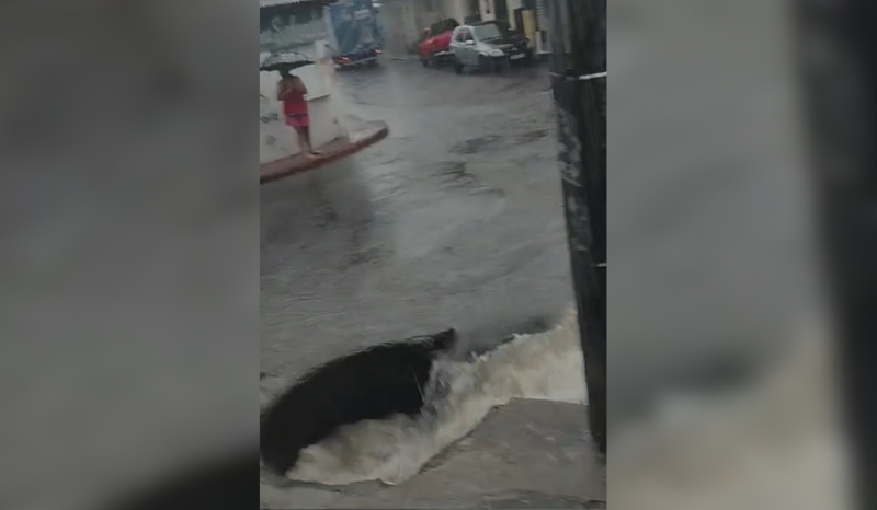 menino cai em bueiro durante chuva em manaus e é resgatado; veja vídeo