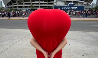 Instagram e Tiktok estão inundados de mulheres recriando coração com essa pose / Foto : Divulgação