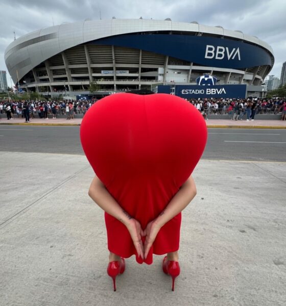 Instagram e Tiktok estão inundados de mulheres recriando coração com essa pose / Foto : Divulgação