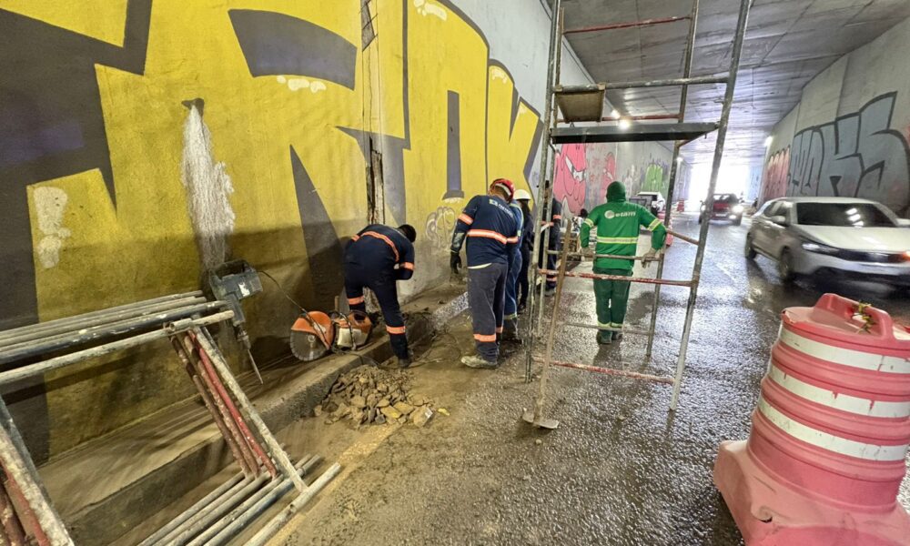 prefeitura de manaus realiza manutenção na drenagem da trincheira do complexo rei pelé durante plantão (1)