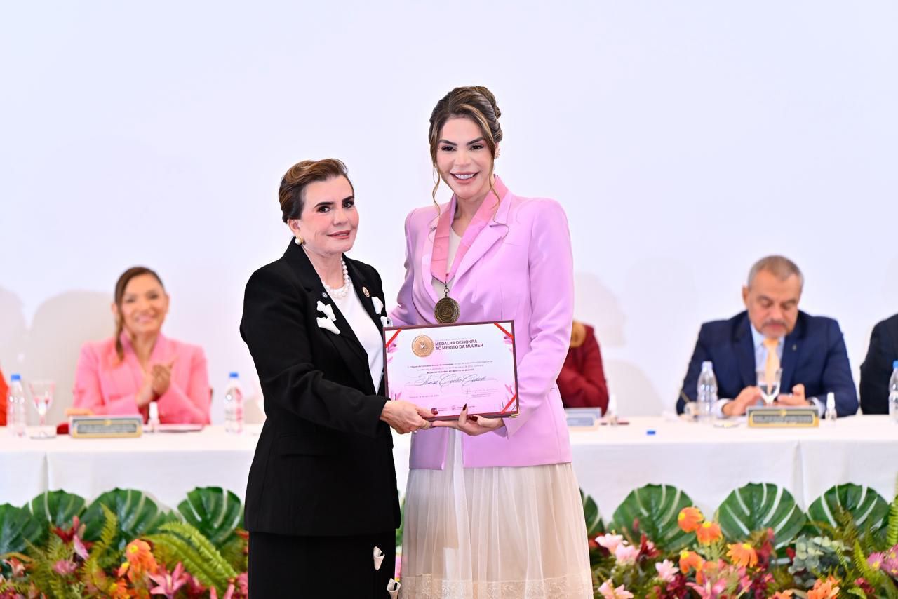 primeira dama thaisa cidade recebe medalha do tribunal de contas do estado do amazonas por atuação em prol das mulheres (3)