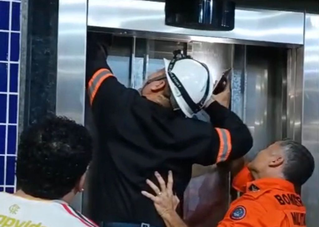 vÍdeo crianças são resgatadas após ficarem presas em elevador, em manaus (1)