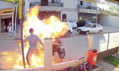 vÍdeo homem incendeia moto após apreensão e acaba ferindo a própria mãe no es