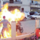 vÍdeo homem incendeia moto após apreensão e acaba ferindo a própria mãe no es