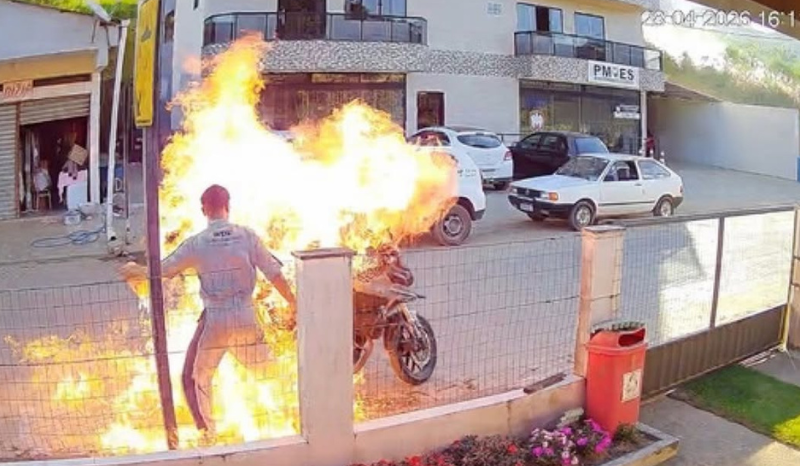 vÍdeo homem incendeia moto após apreensão e acaba ferindo a própria mãe no es