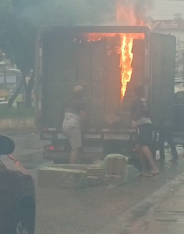 caminhão baú carregado com ovos pega fogo na avenida brasil, na compensa; veja vídeo (1)
