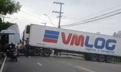 carreta quebra, trava avenida pedro teixeira e causa congestionamento em manaus