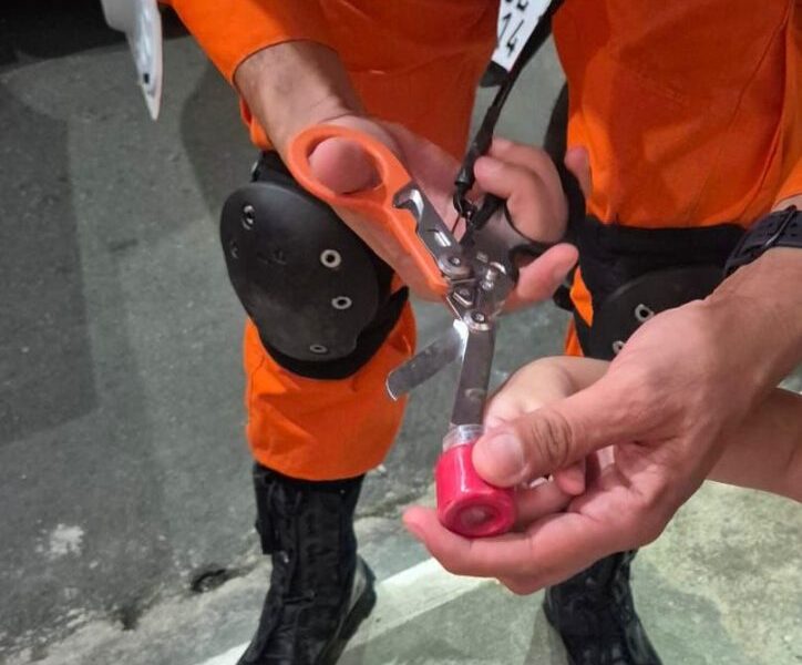 criança de 4 anos fica com dedo preso em pote de massinha e é resgatada pelos bombeiros em manaus