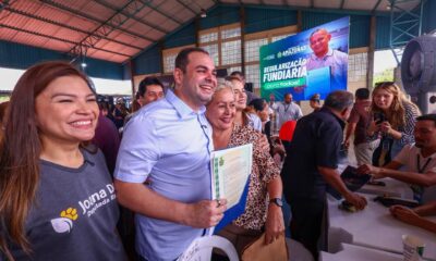 governador roberto cidade entrega mais de 400 títulos definitivos a famílias da zona norte de manaus (1)