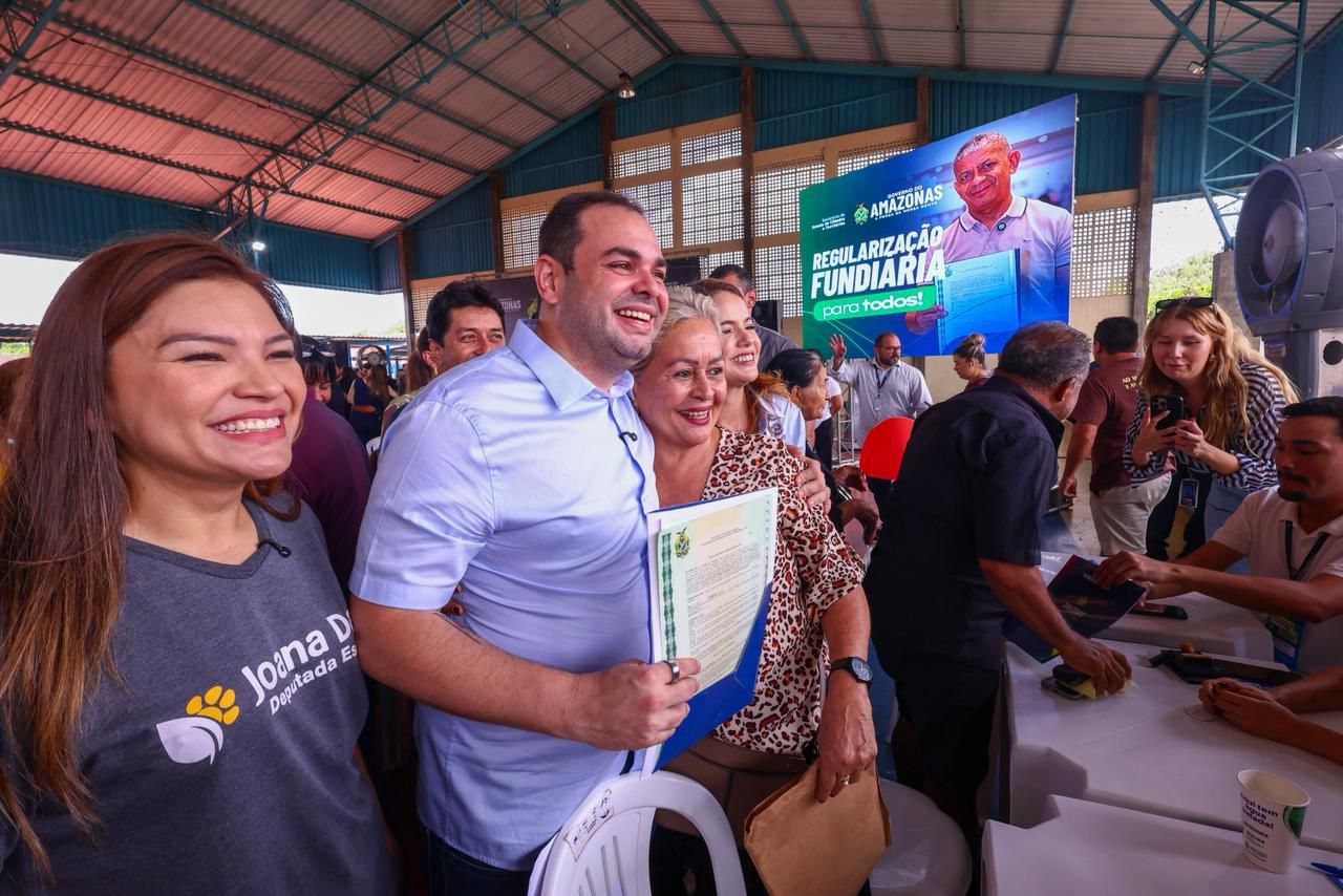 governador roberto cidade entrega mais de 400 títulos definitivos a famílias da zona norte de manaus (1)