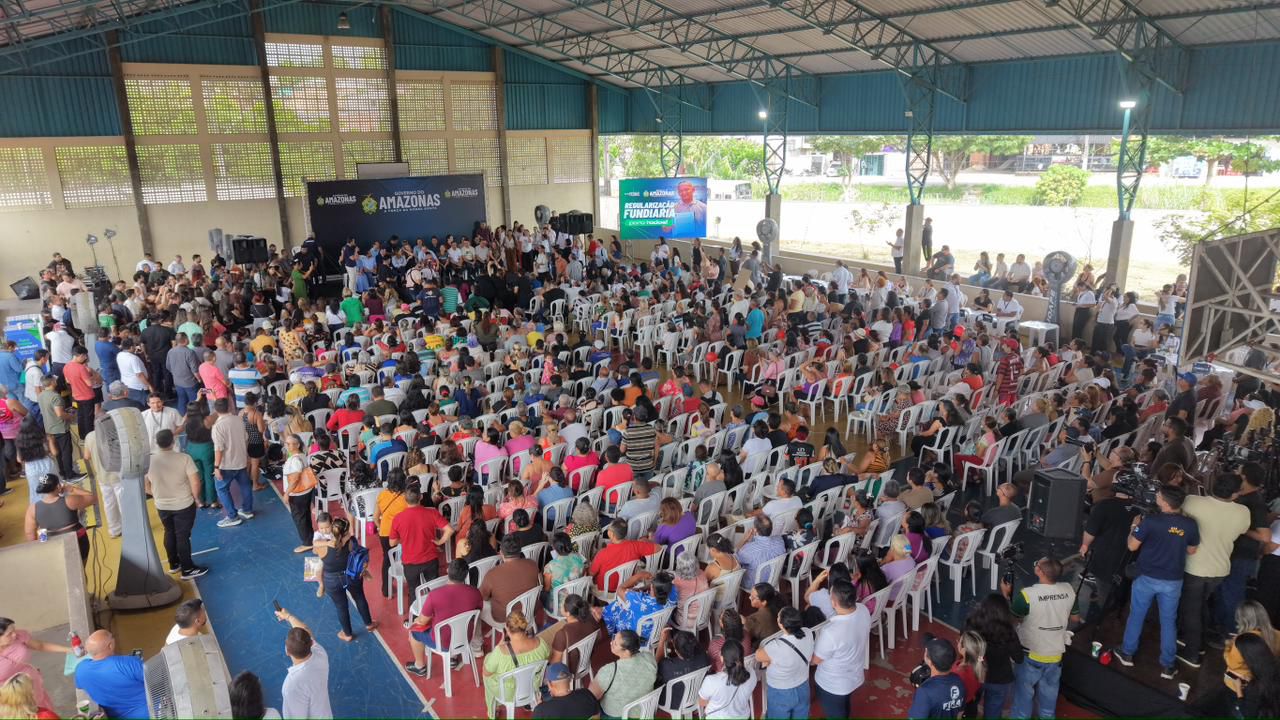 governador roberto cidade entrega mais de 400 títulos definitivos a famílias da zona norte de manaus (3)
