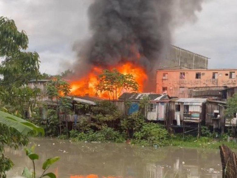 incêndio de grandes proporções destrói casas e afeta dezenas de famílias no bairro são jorge, em manaus (1)