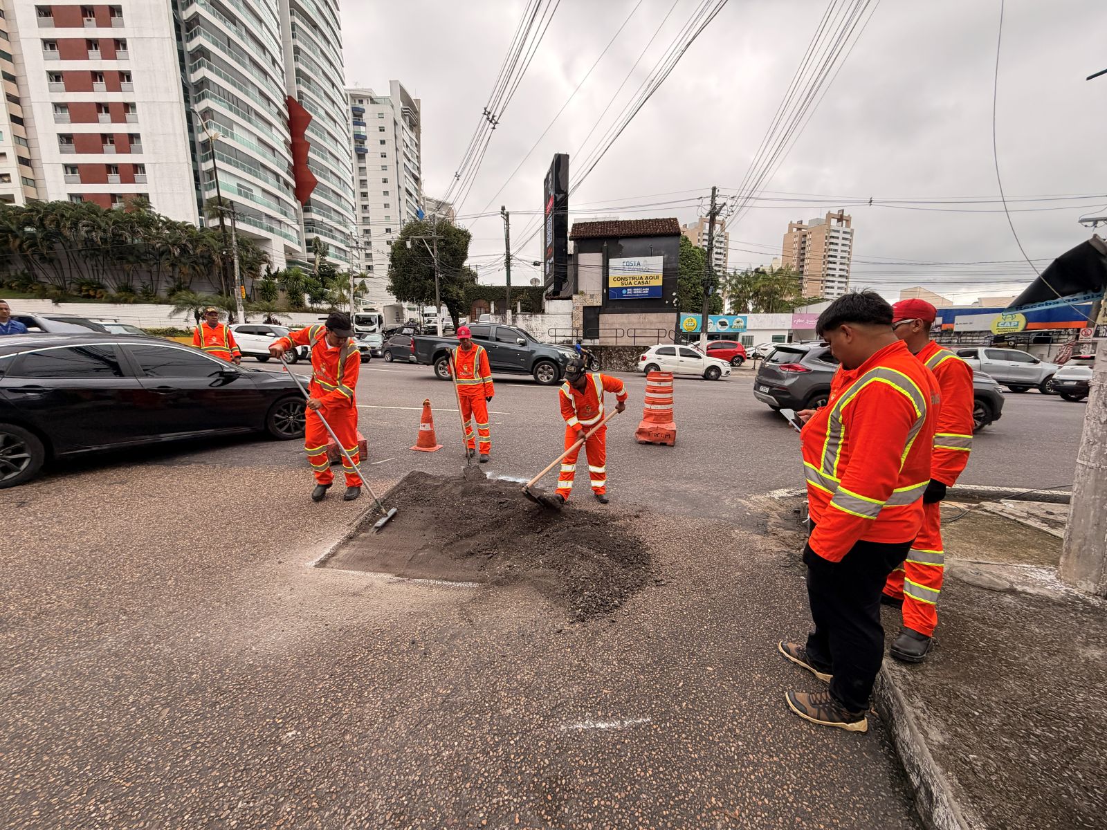 prefeitura de manaus avança com operação ‘tapa buracos’ no bairro parque 10 de novembro e melhora mobilidade na região 2