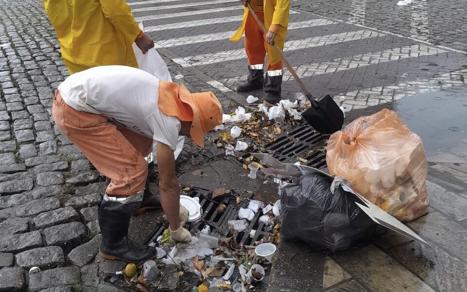 prefeitura de manaus intensifica limpeza de caixas coletoras no centro