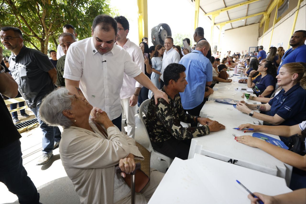 roberto cidade entrega 800 títulos definitivos e acelera regularização fundiária na zona norte de manaus (1)