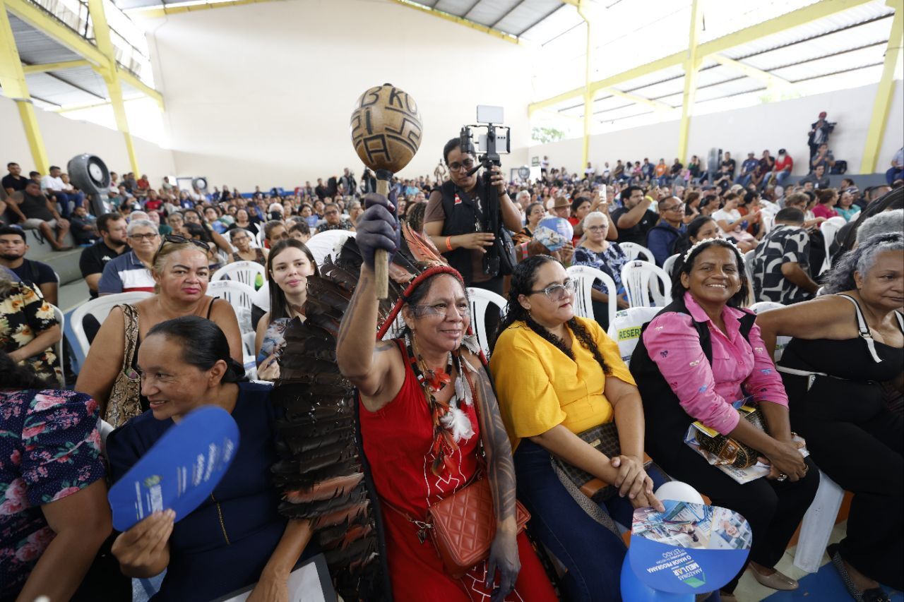 roberto cidade entrega 800 títulos definitivos e acelera regularização fundiária na zona norte de manaus (2)