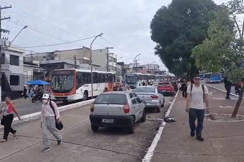 rodoviários paralisam ônibus em manaus em protesto contra escala 6x1
