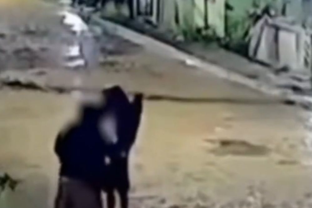 vídeo idosa enfrenta assaltante com sombrinha e faz criminosos fugirem no amazonas