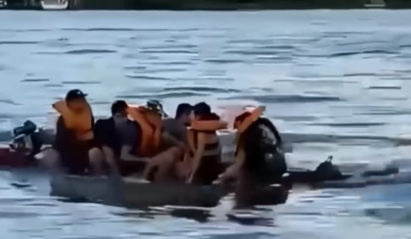 vídeo mostra momento em que rabeta afunda no rio tarumã durante passeio em manaus