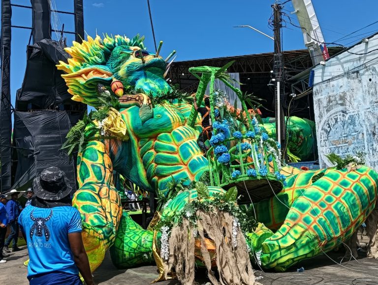 alegoria do boi caprichoso desaba durante traslado para o bumbódromo de parintins