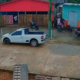 boi invade ruas de anori, espalha correria e derruba motocicleta; veja vídeo