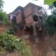 casa de dois andares desaba após erosão de barranco no mauazinho, em manaus