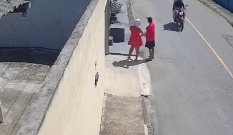 criminoso usa pedido de água como distração e rouba celular de moradora em manaus; veja vídeo