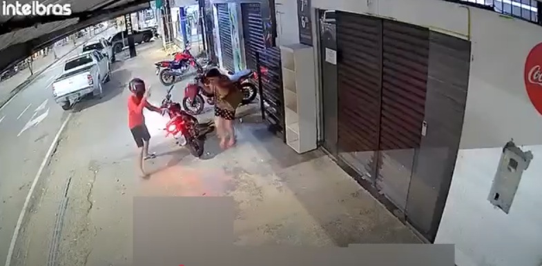 Idosa reage a assalto e acaba baleada em Manaus. Veja o vídeo