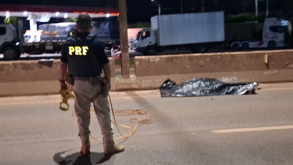 jovem de 19 anos morre após moto sair da pista na br 364; piloto segue em estado grave