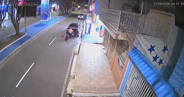 motociclista fica ferido após bater em carro estacionado em avenida de parintins