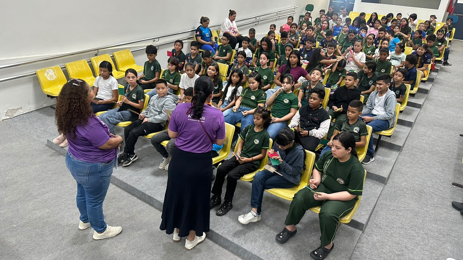 prefeitura de manaus leva campanha ‘junho violeta’ a escolas municipais e conscientiza alunos sobre o respeito à pessoa idosa 3