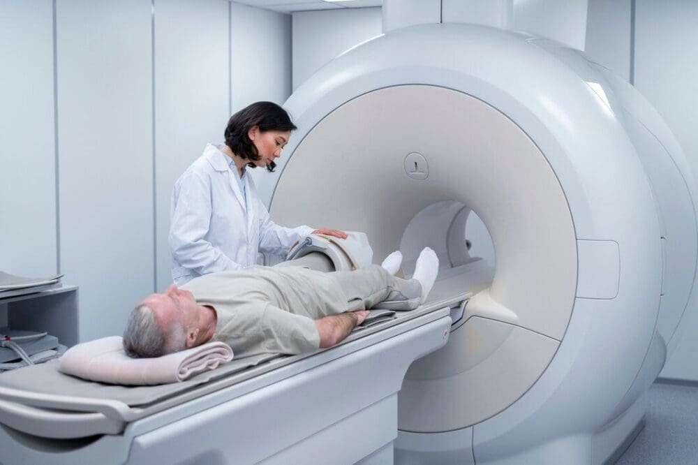 Qual o papel da ressonância em casos de dor crônica e recorrente?