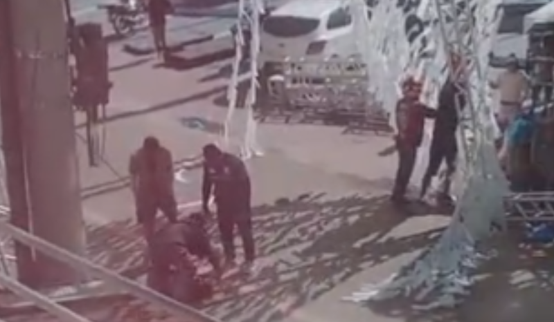 vídeo acidente durante montagem de rua da copa termina com um morto e dois feridos