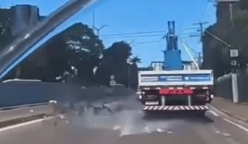 vidros se desprendem de caminhão e provocam susto na avenida cosme ferreira, em manaus